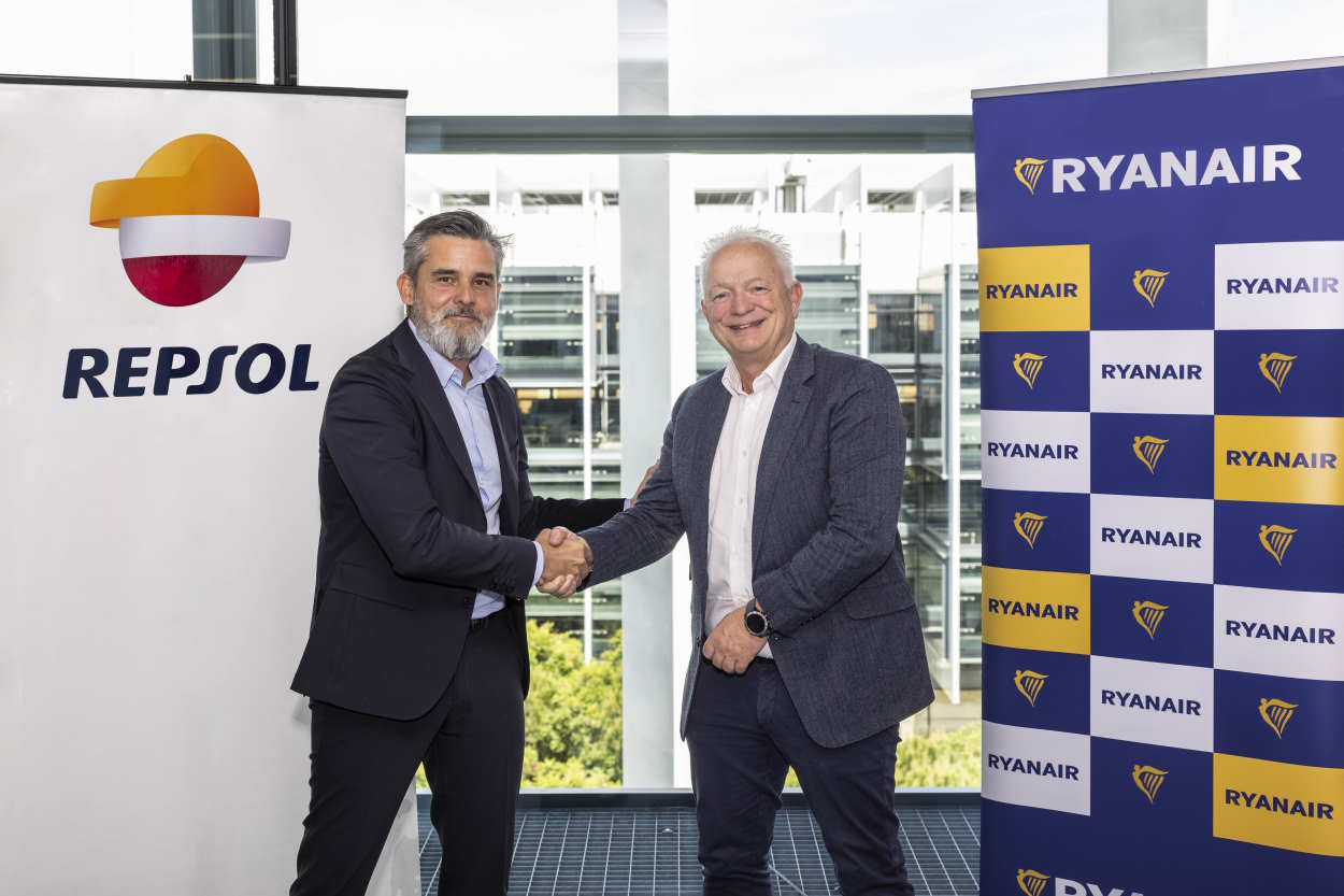 El director general de Cliente de Repsol, Valero Marín, y el CEO de Ryanair, Eddie Wilson, en el Campus Repsol durante la firma del acuerdo
