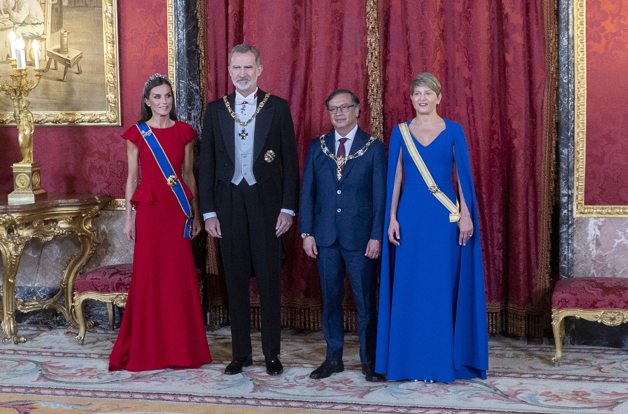 Los Reyes de España Letizia y Felipe, el presidente de la República de Colombia, Gustavo Francisco Petro Urrego, y la Primera Dama, Verónica Alcocer a su llegada a la cena de gala. Europa Press.