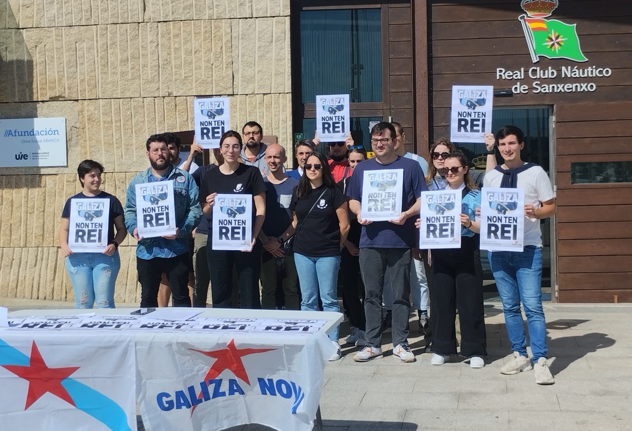 Imagen de la campaña llevada a cabo por Galiza Nova hace 15 días ante el náutico de Sanxenxo por la presencia de Juan Carlos I (Foto: Europa Press).