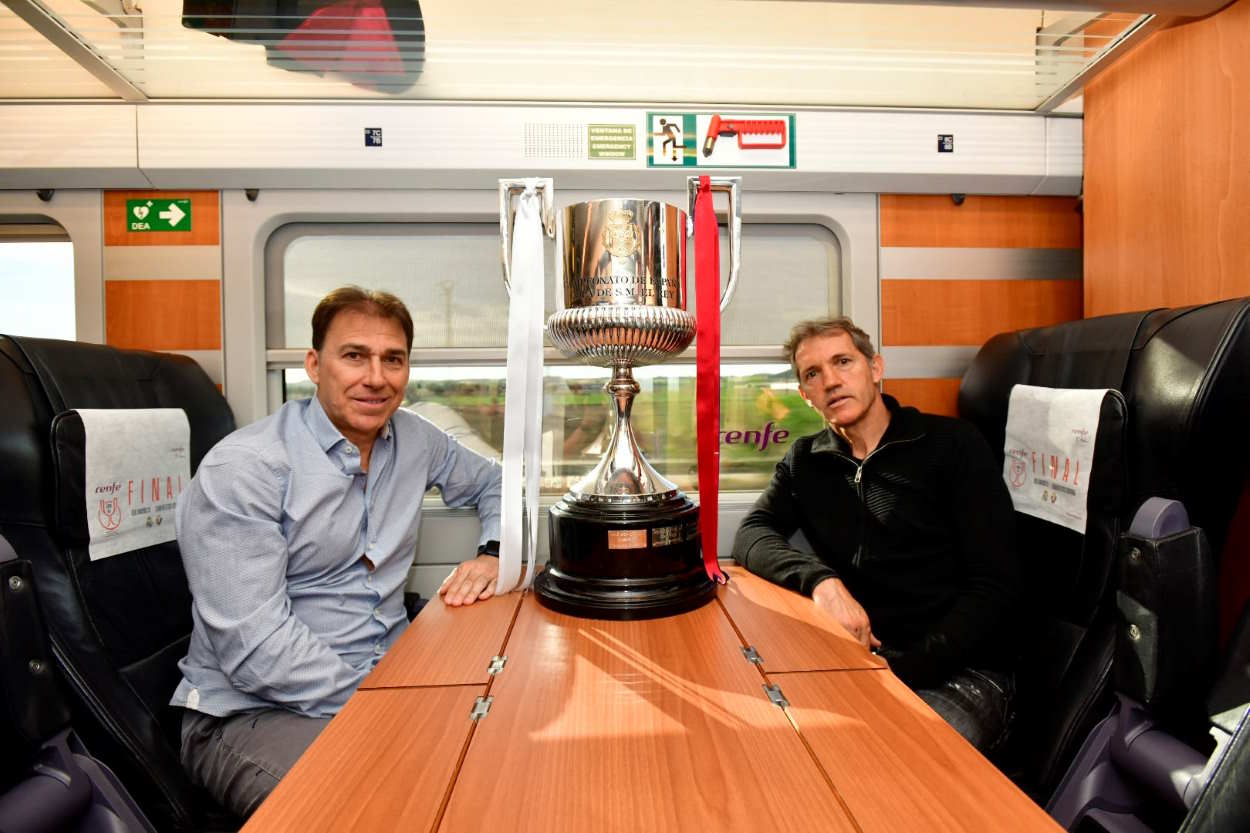 Rafael Martín Vázquez y Jon Andoni Goicoetxea junto al trofeo de la Copa del Rey en un tren AVE de Renfe