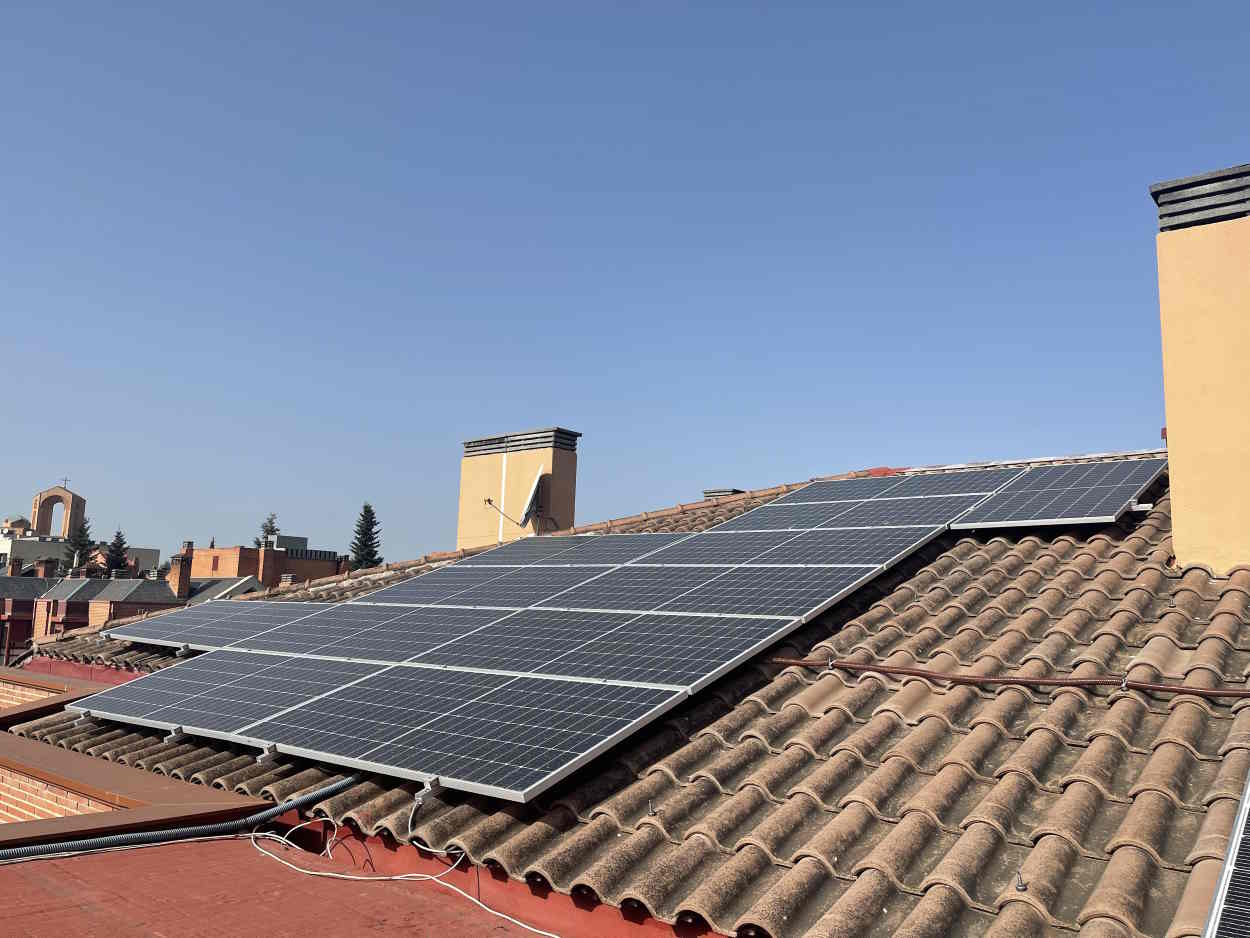 Placas fotovoltaicas en un tejado