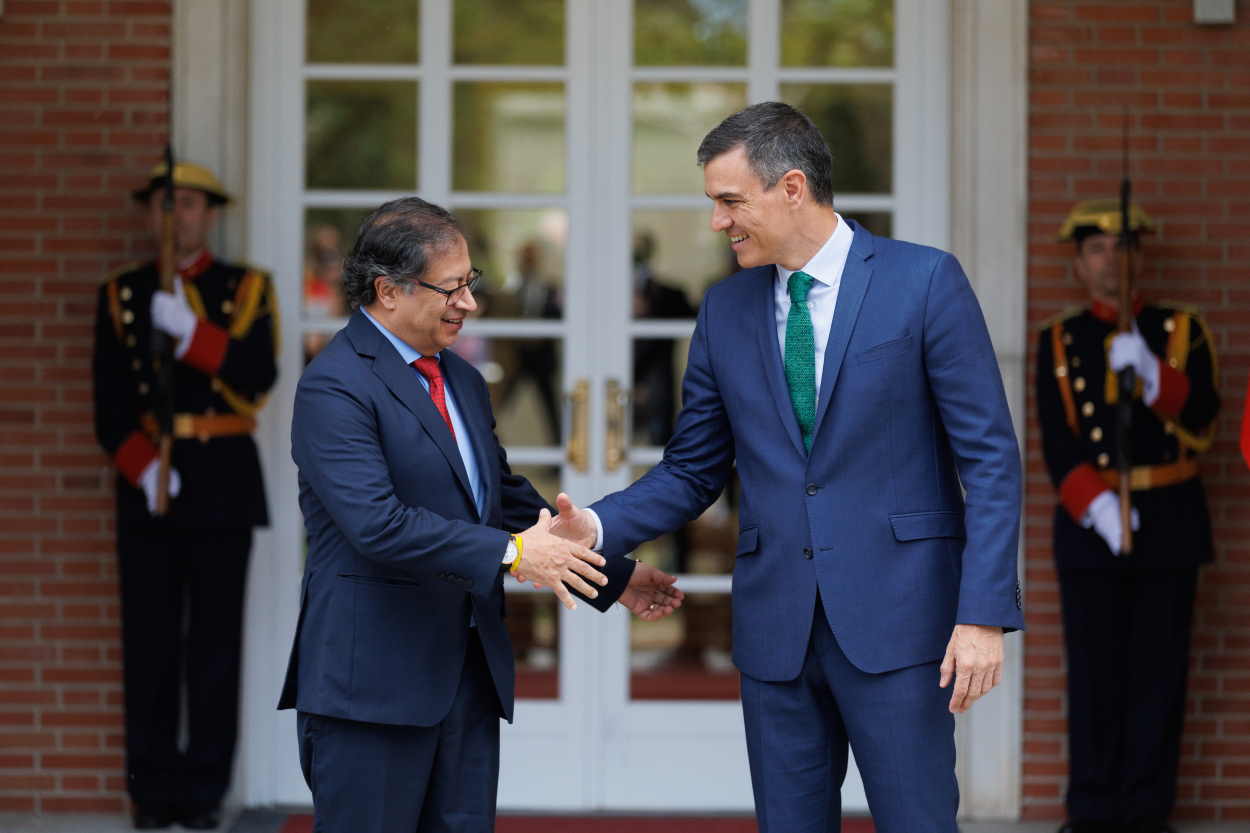 El presidente del Gobierno de España, Pedro Sánchez, junto a su homólogo colombiano, Gustavo Petro, en el Palacio de la Moncloa. EP.