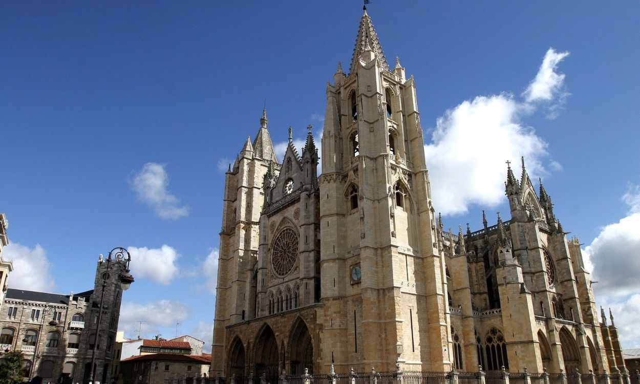 Exterior de la Catedral de León, un tesoro de la arquitectura gótica en España. EP 