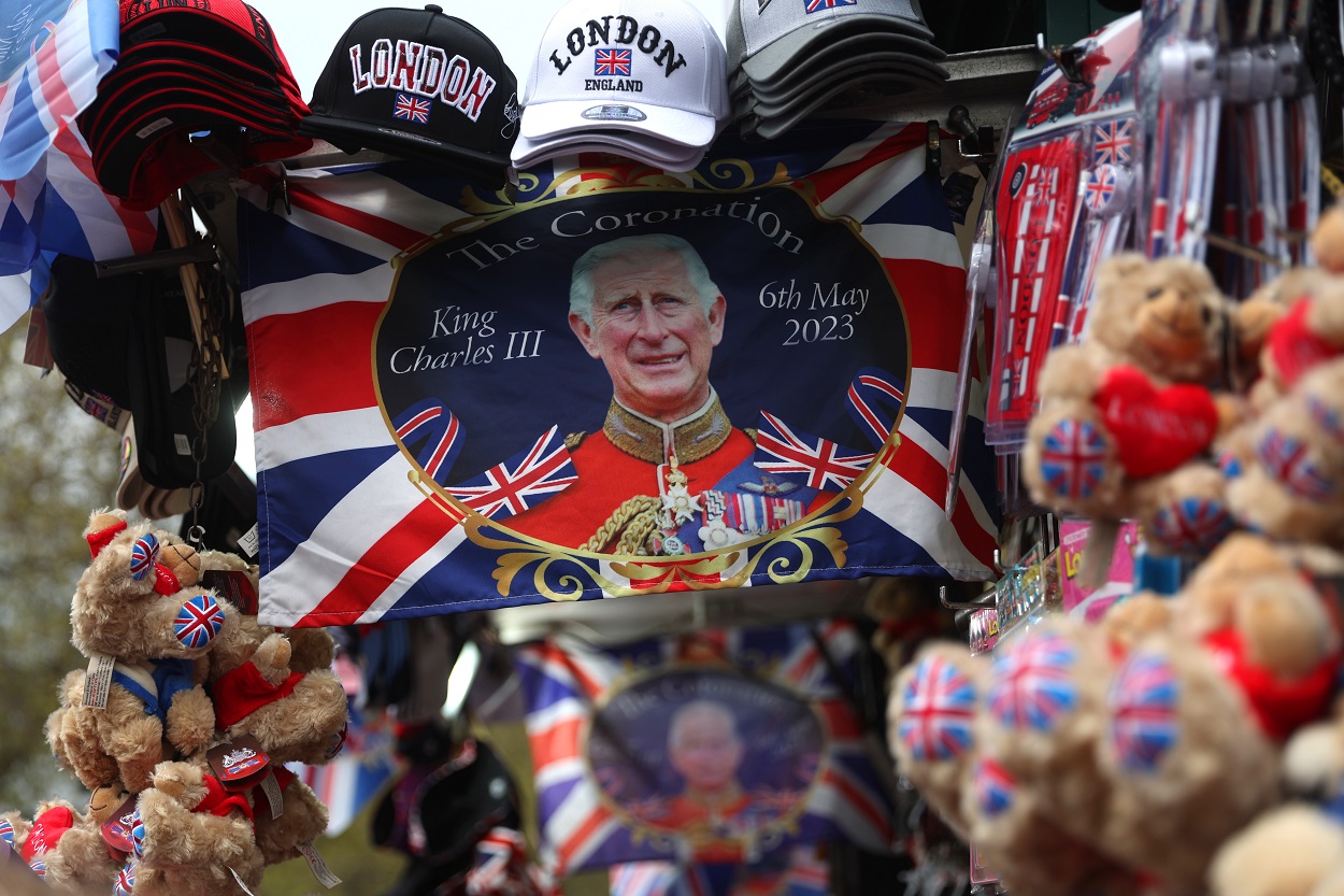 Una tienda de regalos con merchandising de la coronación de Carlos III. EP