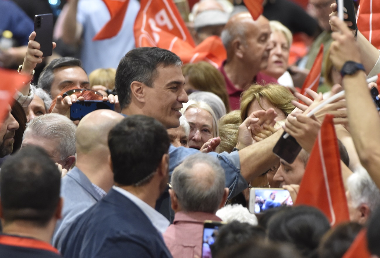 Pedro Sánchez saluda a simpatizantes en un acto en Murcia