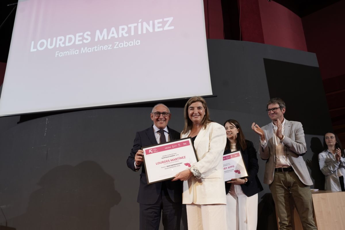 Lourdes Martínez Zabala recibe el premio Gran Emprendedor de Álava