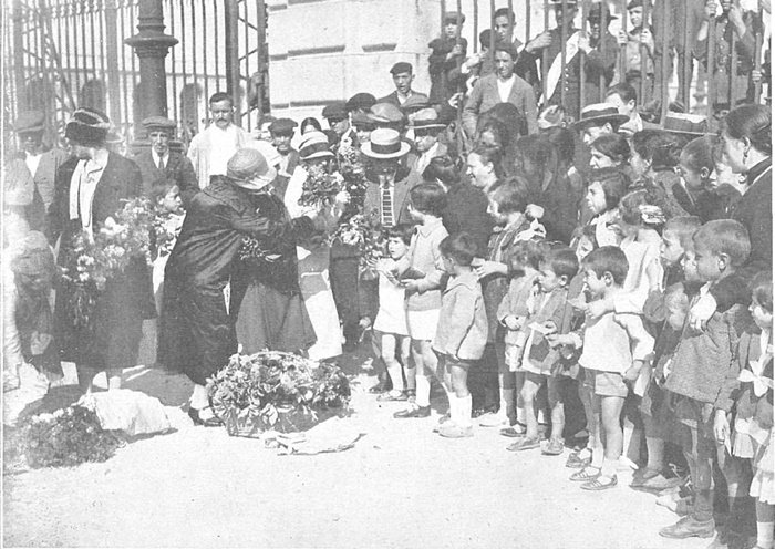 Imágenes captadas por Díaz Casariego y Cortés en las que mujeres de la aristocracia madrileña entregan flores a los niños pobres para que se las regalen a sus madres