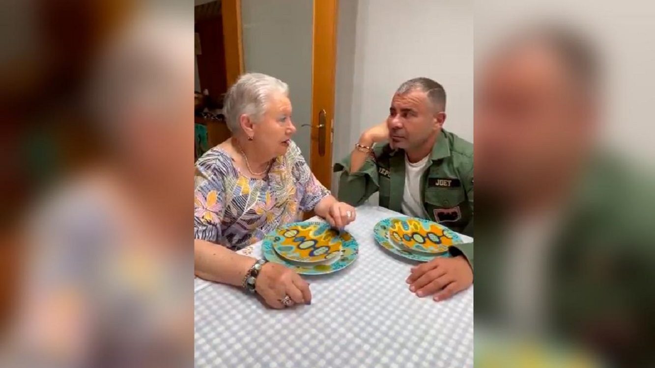 Jorge Javier Vázquez junto a su madre, María Morales Martínez. Twitter.