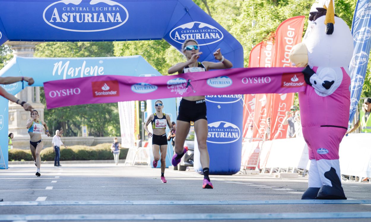 Las hermanas gemelas serbias Ivana y Sladjana Zagorac vencedoras de la novena edición de la Carrera de la Mujer de Madrid 2023. EP