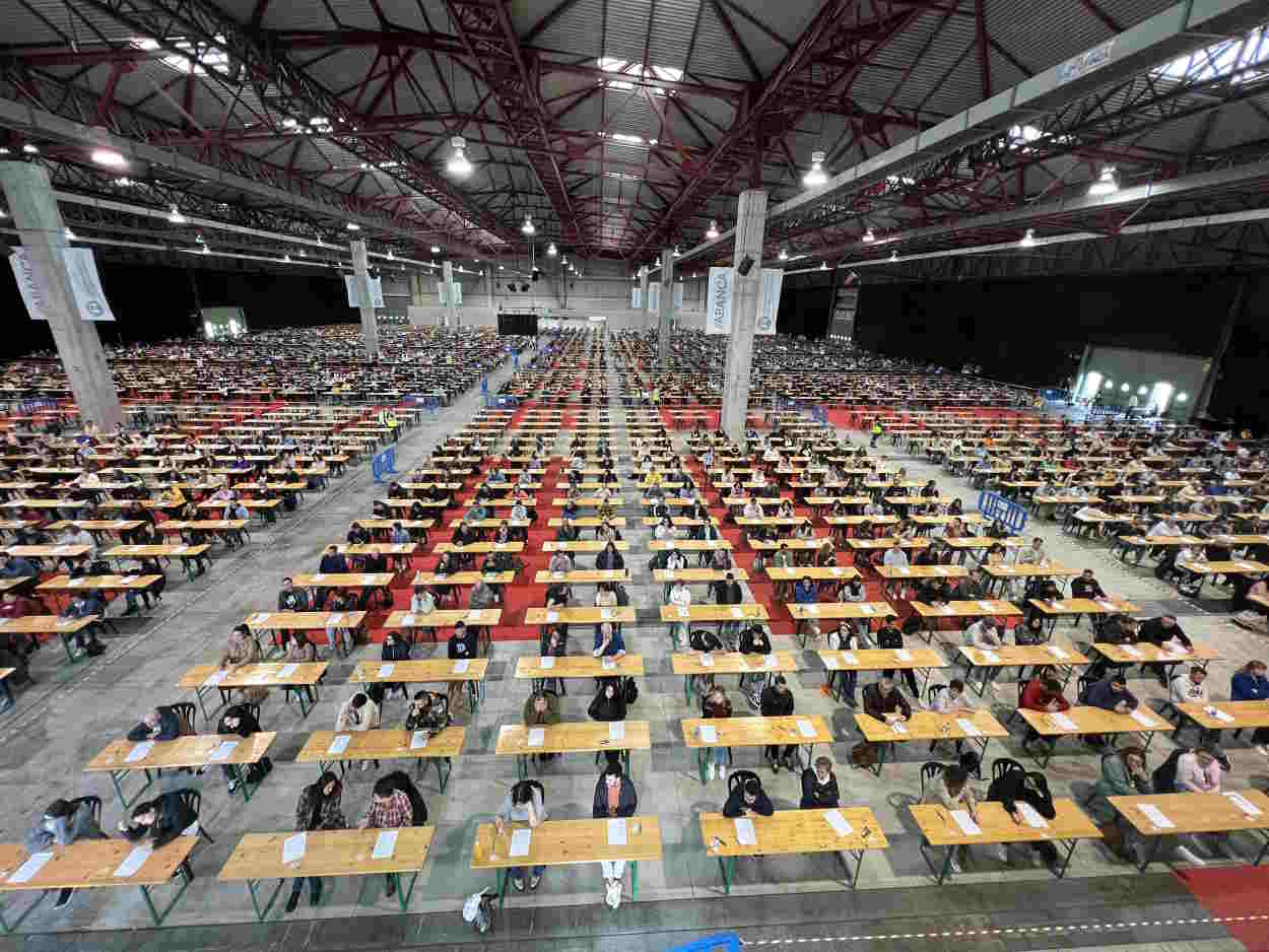 Aspirantes en la prueba de selección de Correos en Silleda (Galicia)