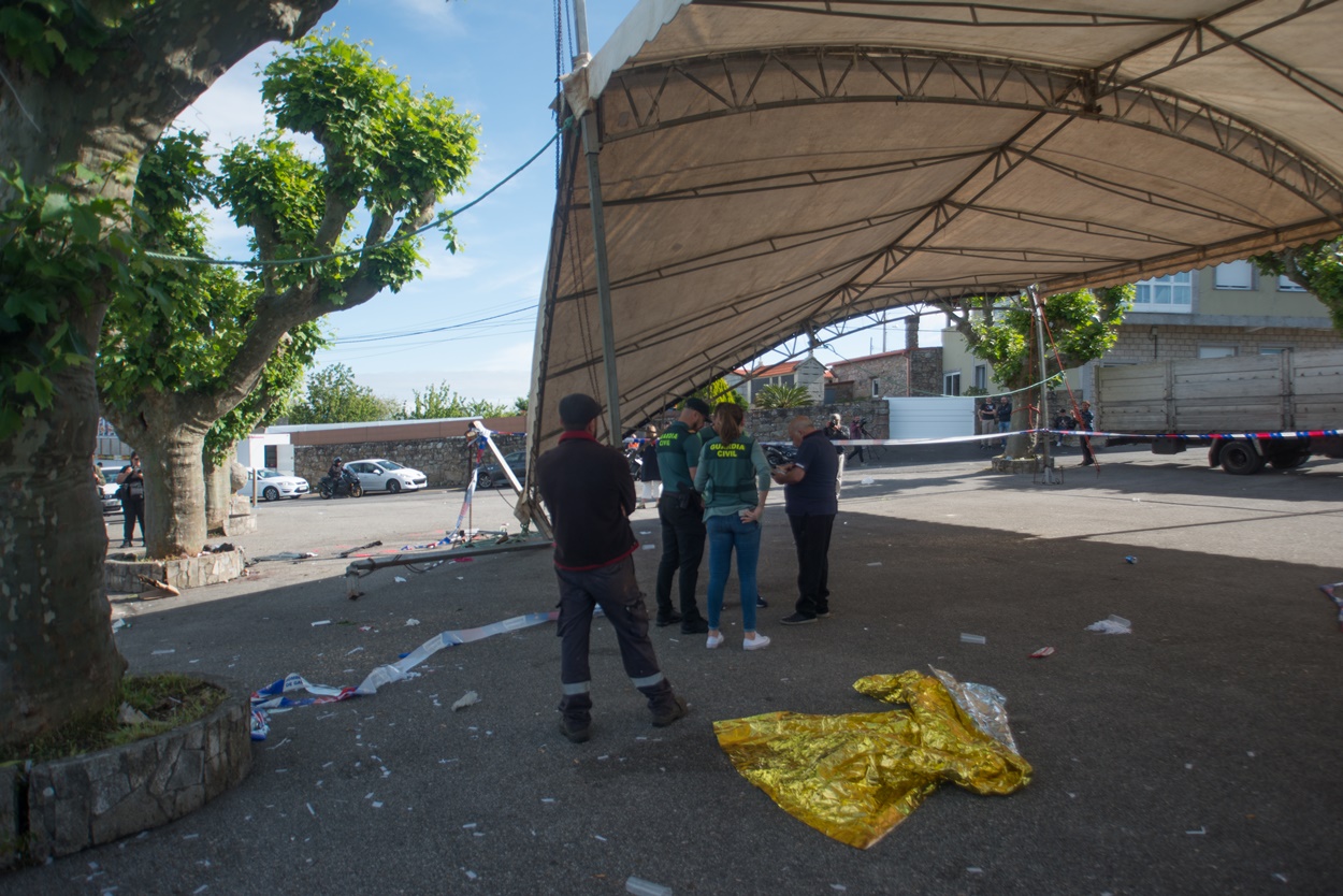 Investigadores de la Guardia Civil esta mañana en el lugar donde tuvo lugar el atropello múltiple (Foto: Europa Press).