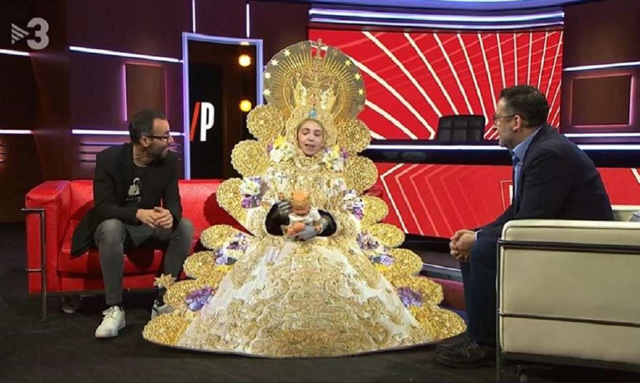 Parodia de la Virgen del Rocío en el programa 'Està passant'. TV3