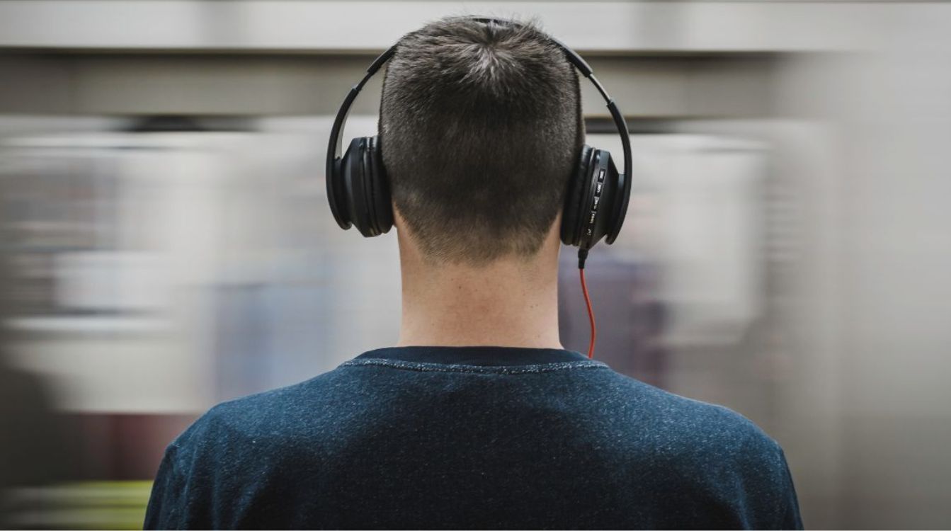 Los especialistas recomiendan no utilizar los auriculares más de una hora al día y mantener un volumen bajo