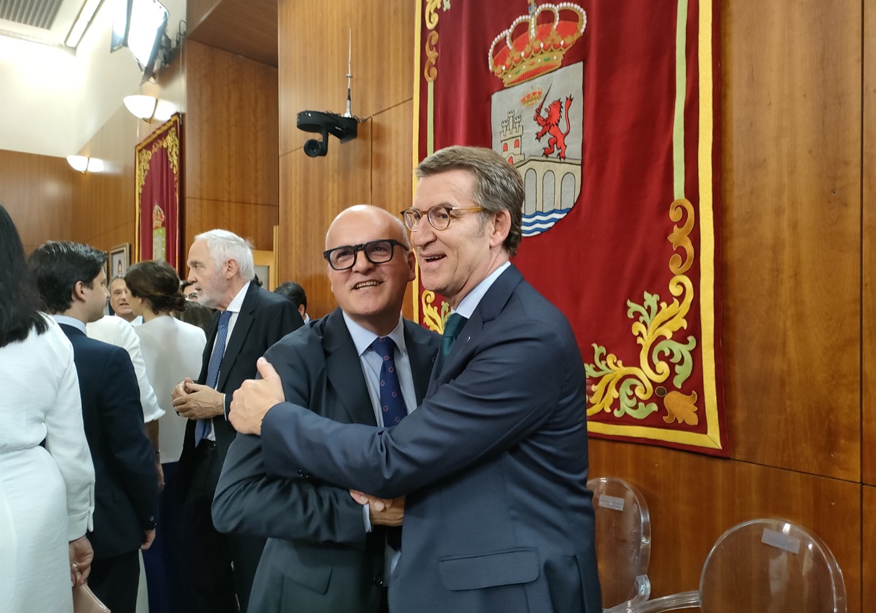 Baltar y Feijóo en la toma de posesión de Alfonso Rueda como presidente de la Xunta de Galicia (Foto: Europa Press).