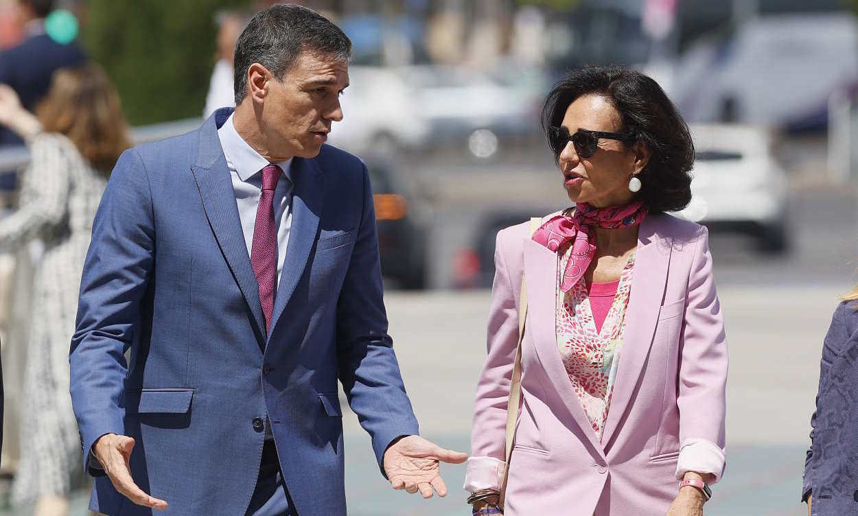 El presidente del Gobierno, Pedro Sánchez, junto a la presidenta de Banco Santander, Ana Botín, a su llegada al encuentro de Universia. EP