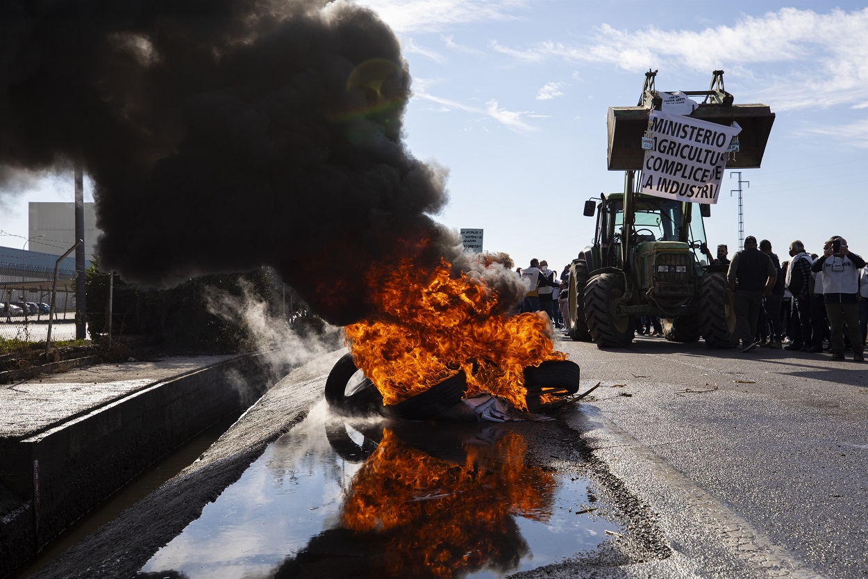 Protesta del sector lechero andaluz ante la sede de Lactalis Puleva en Granada para reclamar unos precios justos. EP