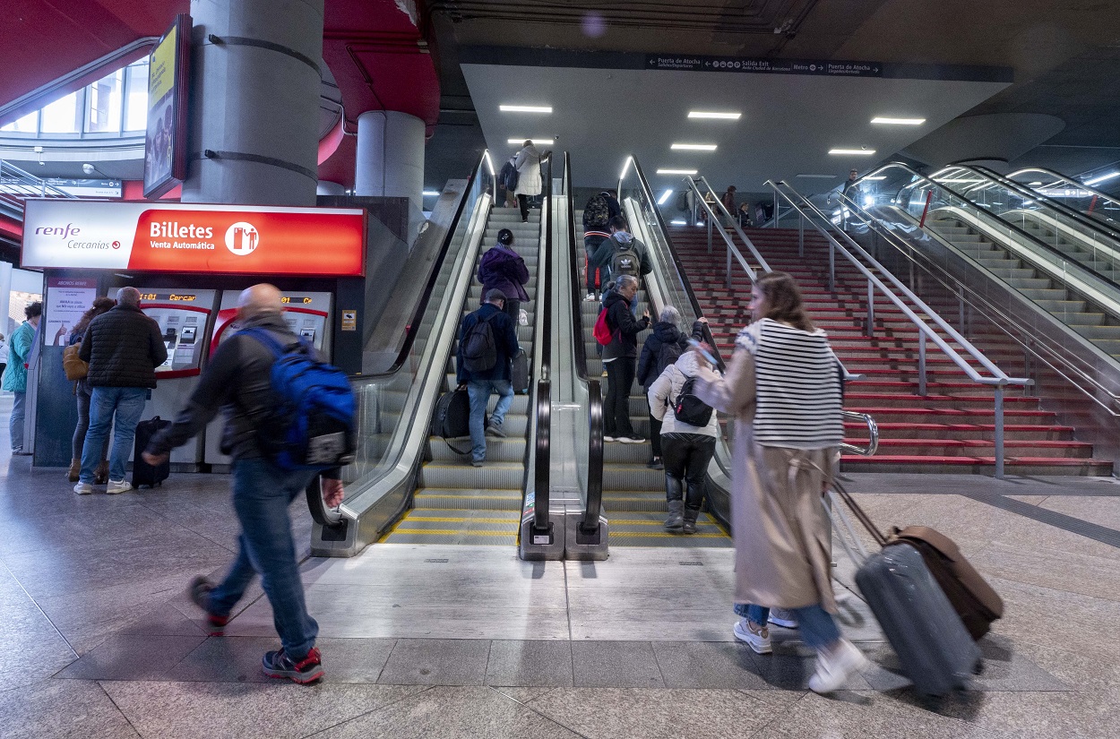 Un grupo de personas camina por las instalaciones de la estación de Madrid - Puerta de Atocha. EP.