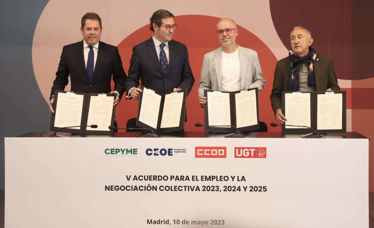 Momento de la firma del acuerdo salarial entre patronal y sindicatos, en el mes de junio. EP.