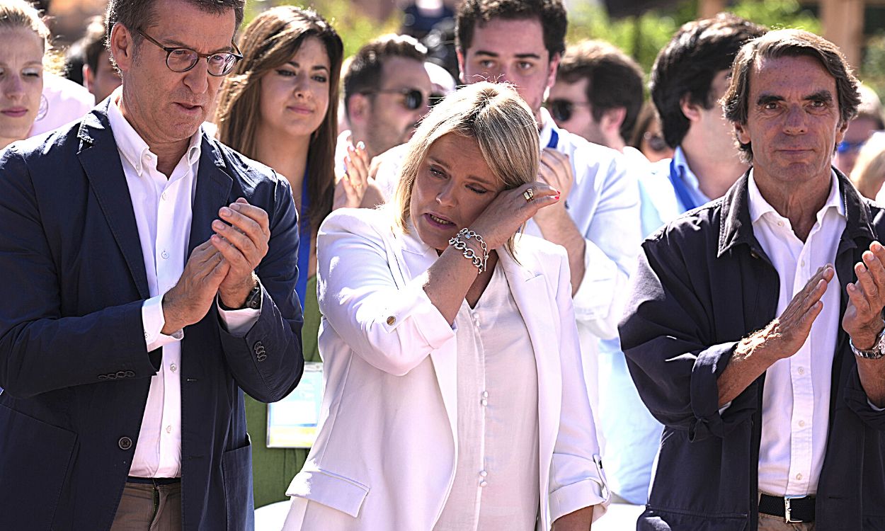 Marimarr Blanco entre el presidente del PP, Alberto Nuñez Feijóo, y el ex presidente del Gobierno José María Aznar durante el homenaje del PP a Miguel Ángel Blanco en el 25 aniversario de su asesinato