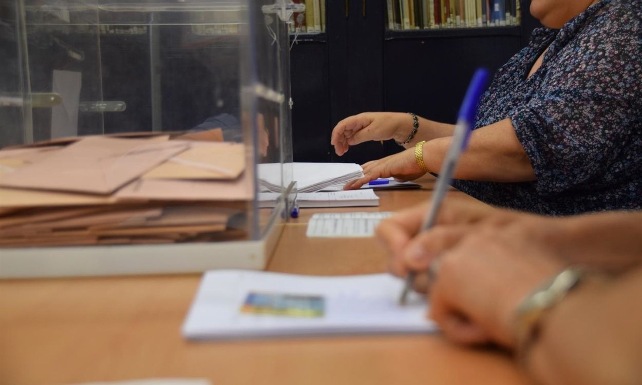 Imagen de archivo de una mesa electoral en España. EP