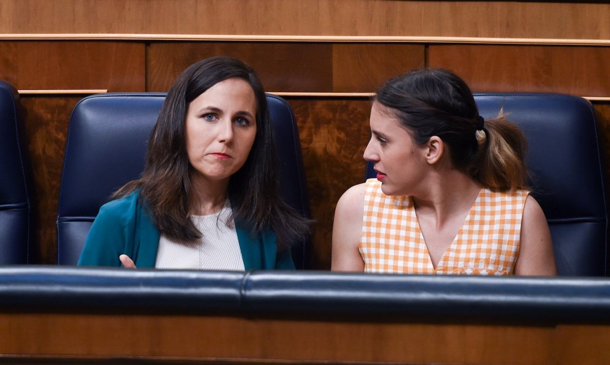 La ministra de Derechos Sociales, Ione Belarra, y la ministra de Igualdad, Irene Montero, en el Congreso. EP