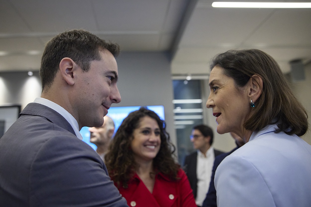 El secretario general del PSOE madrileño, Juan Lobato, y la exministra de Industria, Comercio y Turismo, Reyes Maroto. EP.