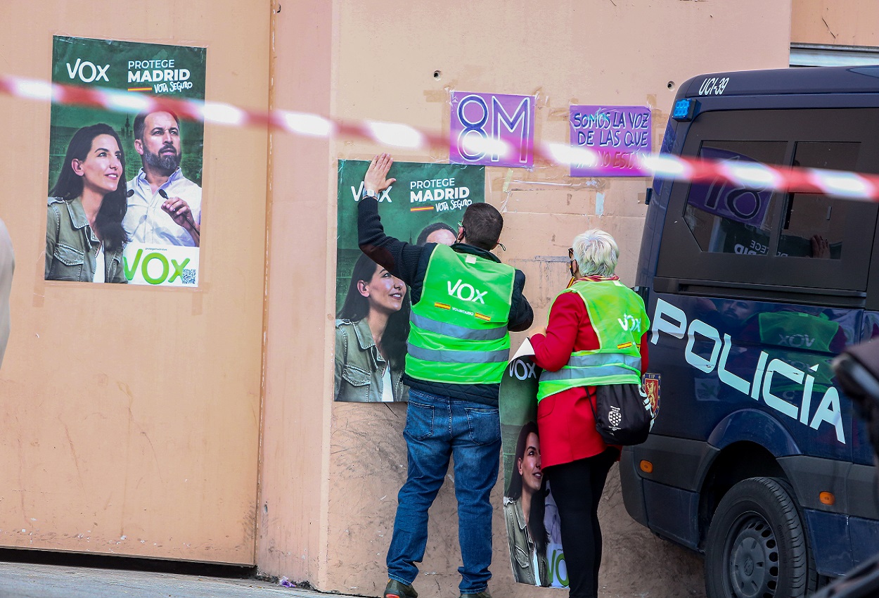 Pegada de carteles electorales de Vox. EP