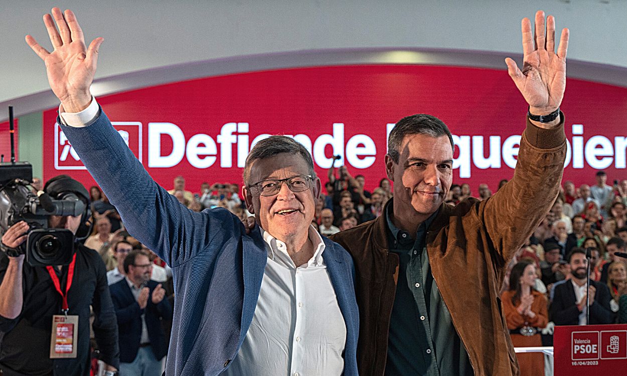 El secretario general del PSOE y presidente del Gobierno, Pedro Sánchez (d), y el presidente de la Generalitat de Valencia, Ximo Puig