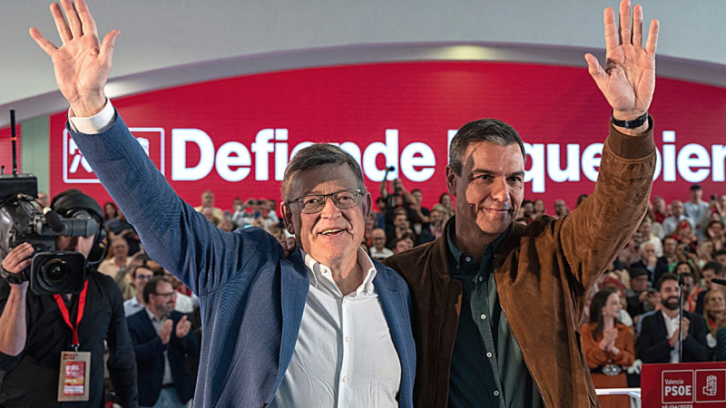 El secretario general del PSOE y presidente del Gobierno, Pedro Sánchez (d), y el presidente de la Generalitat de Valencia, Ximo Puig