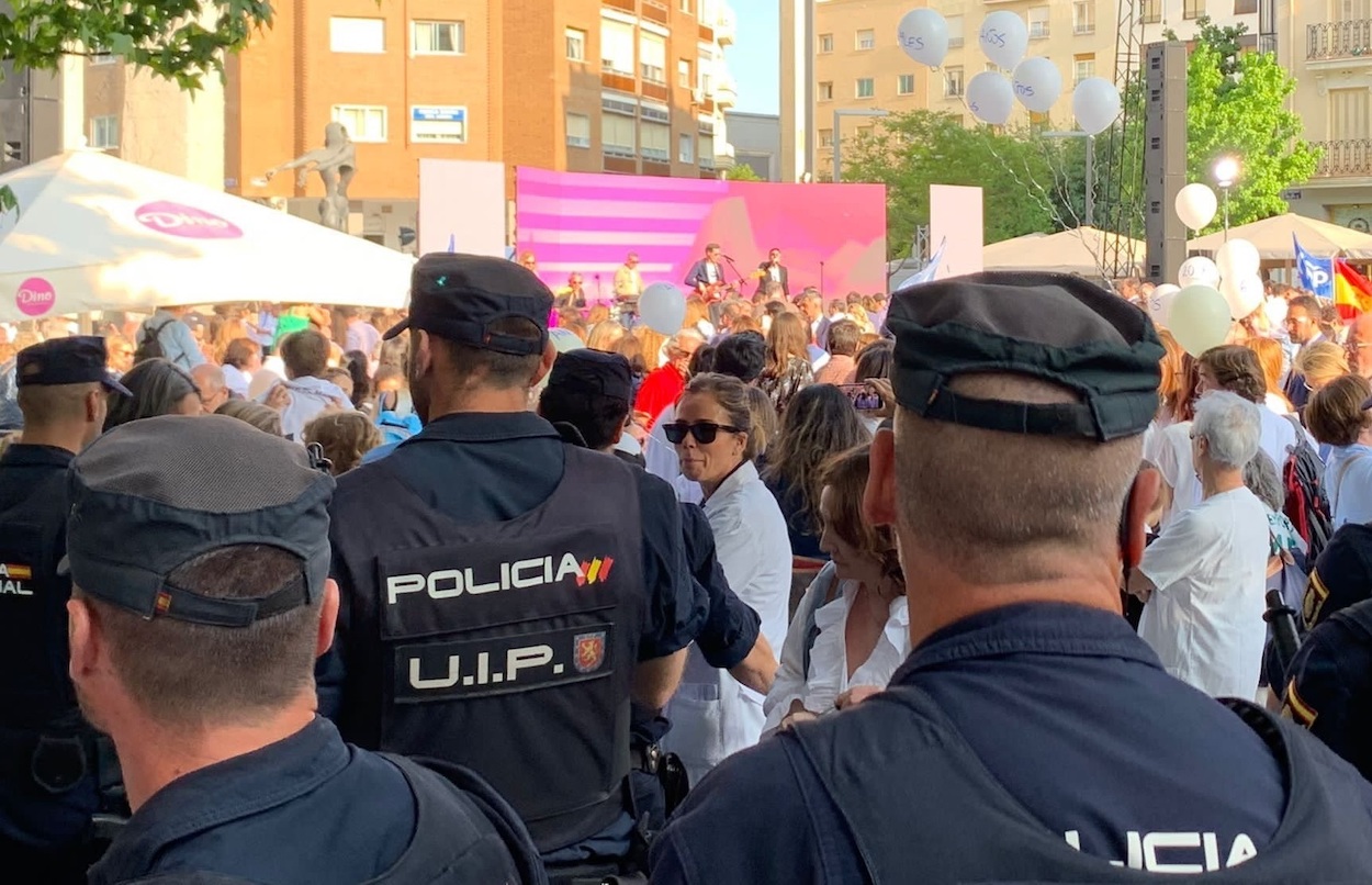 Protesta de Médcos No Fijos en el acto de apertura de campaña del PP. EP