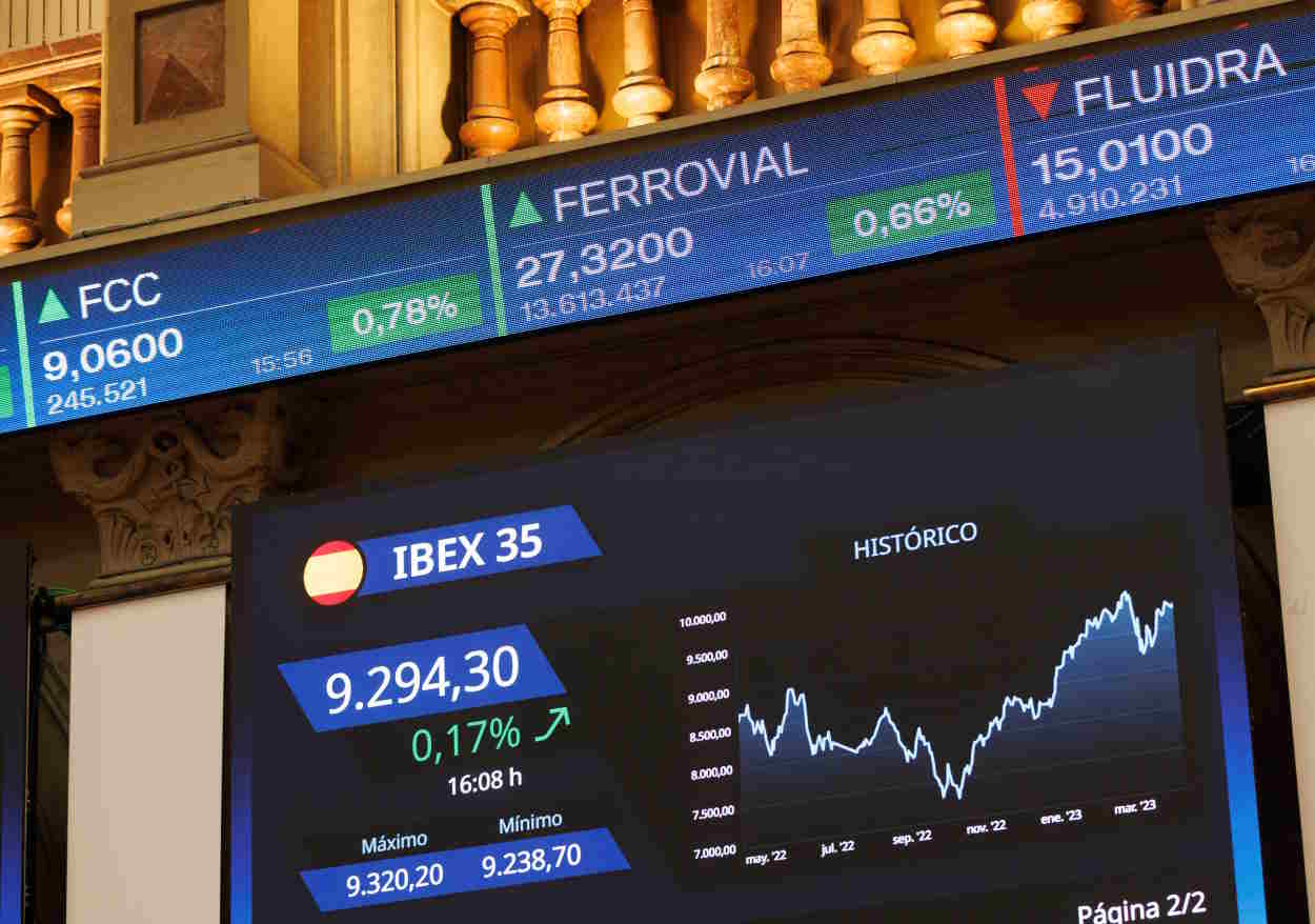 Panel de Ferrovial y del Ibex en la Bolsa de Madrid. EP