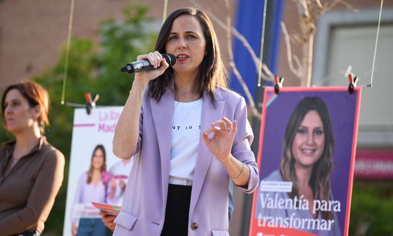 Ione Belarra, secretaria general de Unidas Podemos, en la pegada de carteles de inicio de campaña. EP