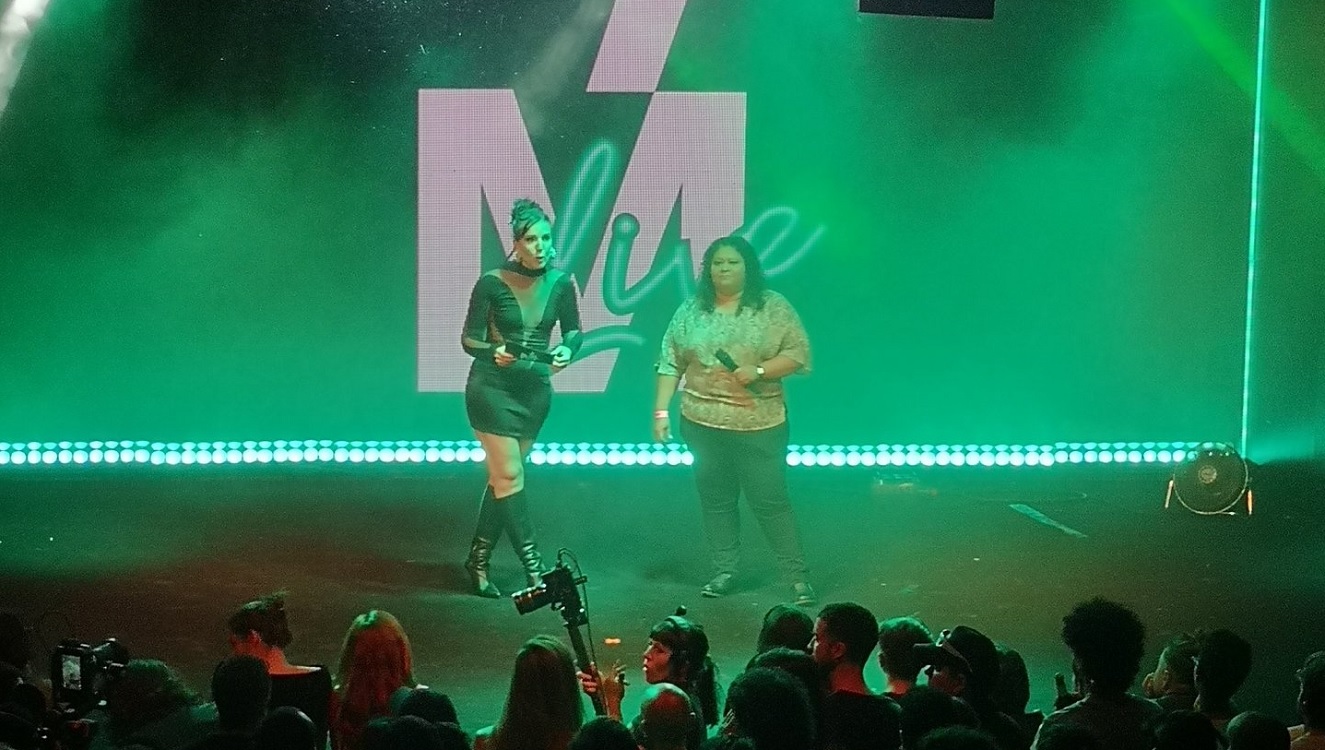 Inés Hernand y Carolina Elías en la fiesta LGTBI de Más Madrid. 