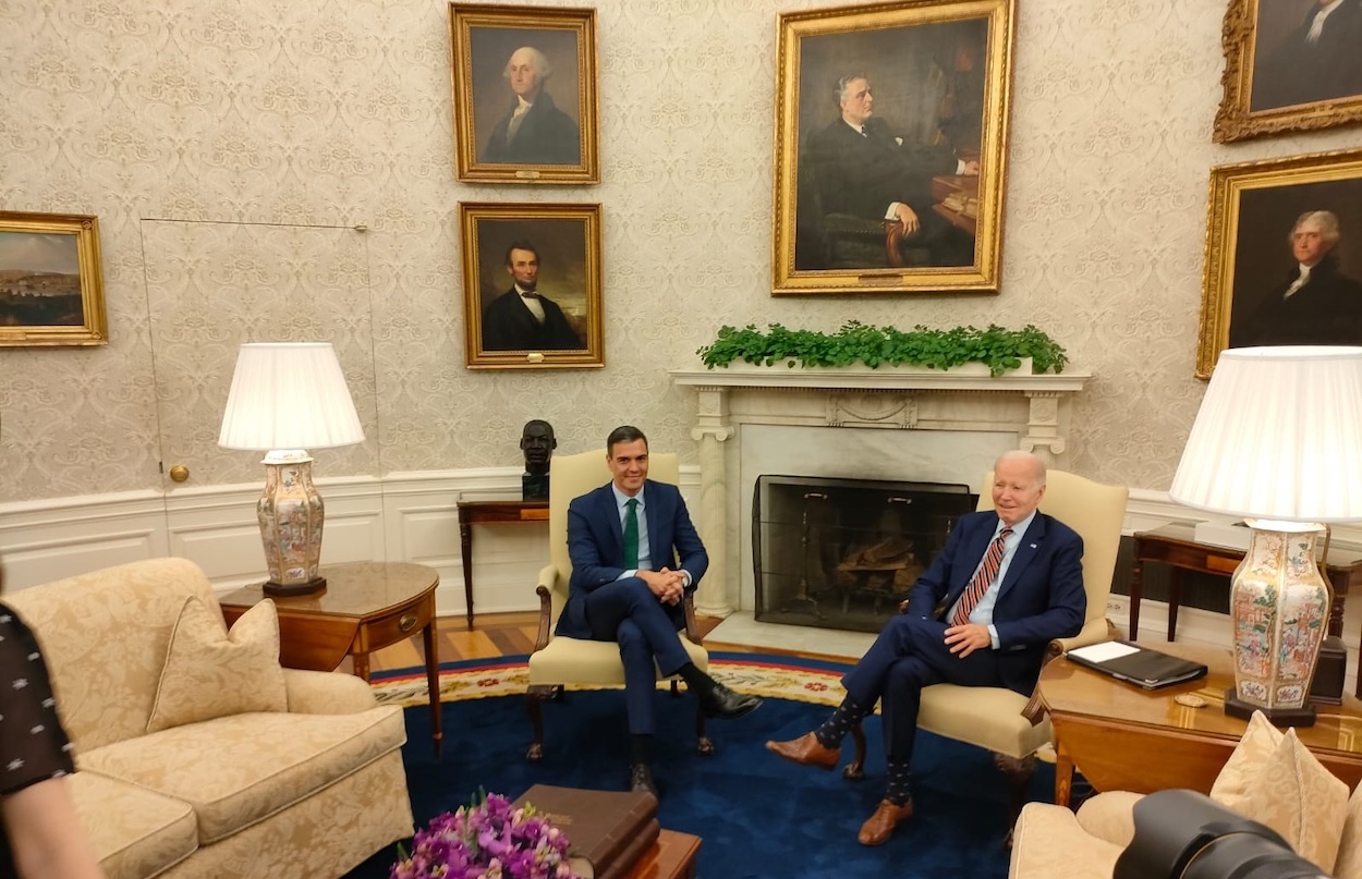 El presidente del Gobierno, Pedro Sánchez, junto al presidente de Estados Unidos , Joe Biden, en el despacho oval de la Casa Blanca. EP