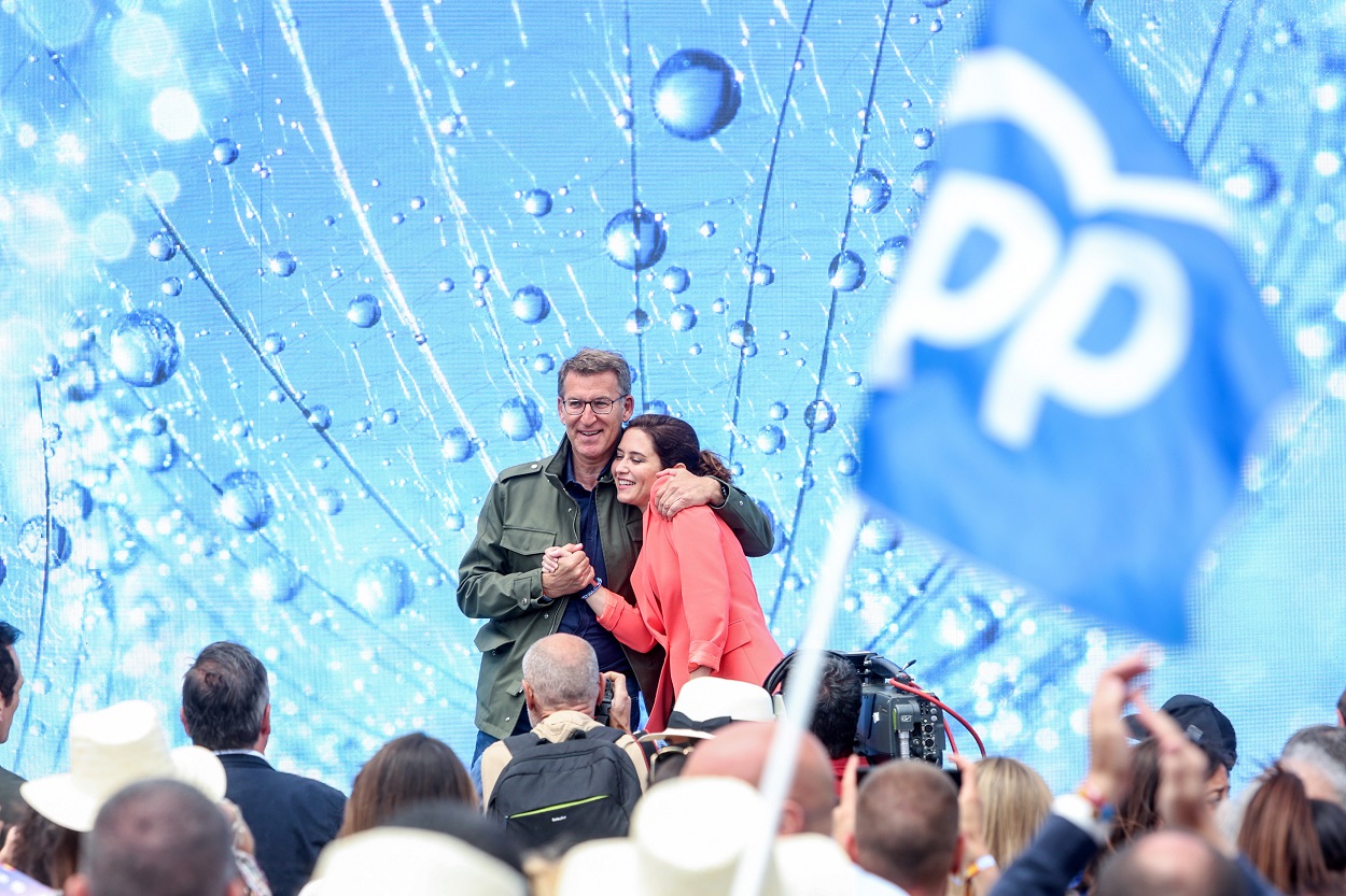 La presidenta de la Comunidad y candidata del PP a la reelección, Isabel Díaz Ayuso, y el presidente del Partido Popular, Alberto Núñez Feijóo, participan juntos en un mitin en la estación central de Getafe. EP.