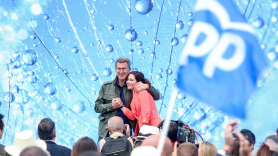La presidenta de la Comunidad y candidata del PP a la reelección, Isabel Díaz Ayuso, y el presidente del Partido Popular, Alberto Núñez Feijóo, participan juntos en un mitin en la estación central de Getafe. EP.