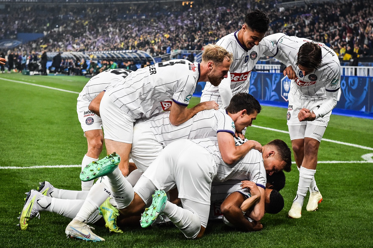 Jugadores del Toulouse celebrando un gol. EP.