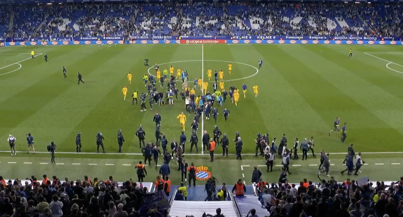 Invasión del campo mientras el Barça celebraba La Liga. EP