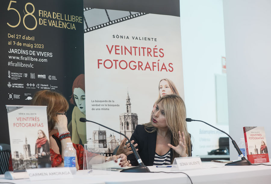 Sònia Valiente presentando Veintitrés Fotografáis en la feria del Libro de Valencia con Carmen Amoraga Foto ©Rober Solsona