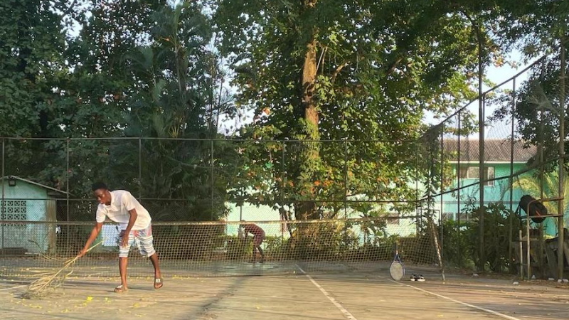 Dos jóvenes liberianos tratan de jugar al tenis en Monrovia   Foto de Claudia Pérez Tavares