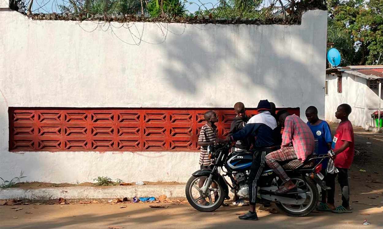 Una calle de Monrovia, capital de Liberia, fotografíada por Claudia Pérez tavares para su crónica personal del viaje de cooperación (fragmento)