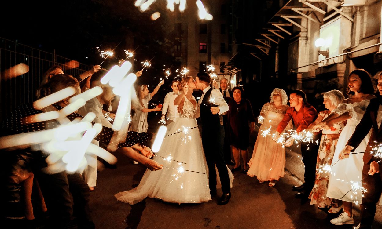 Invitados disfrutan en la pista de baile después del banquete en una boda. Canva