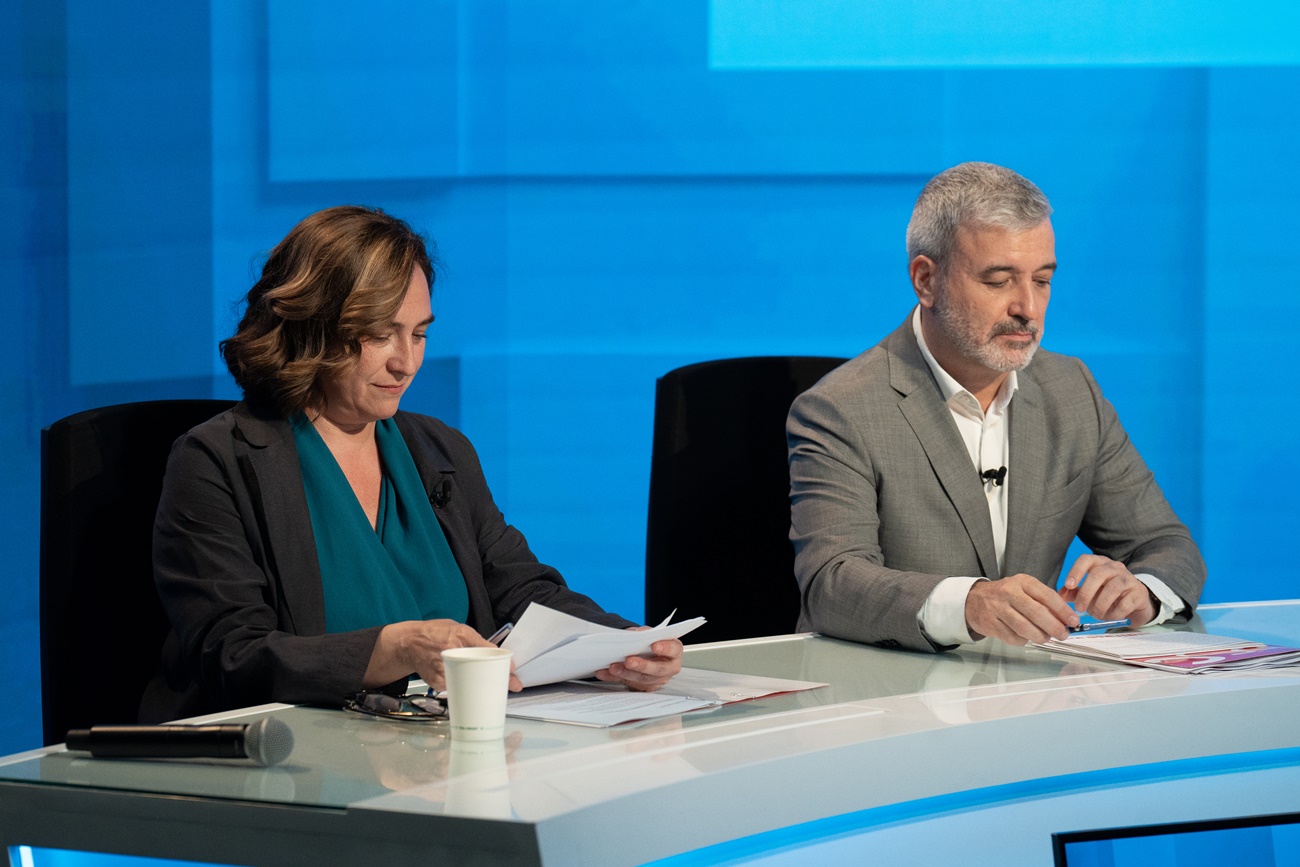 La alcaldesa de Barcelona y candidata a la reelección, Ada Colau, y el candidato del PSC a la alcaldía de Bacelona, Jaume Collboni, durante un debate electoral organizado por Prisa. (Foto: EP)