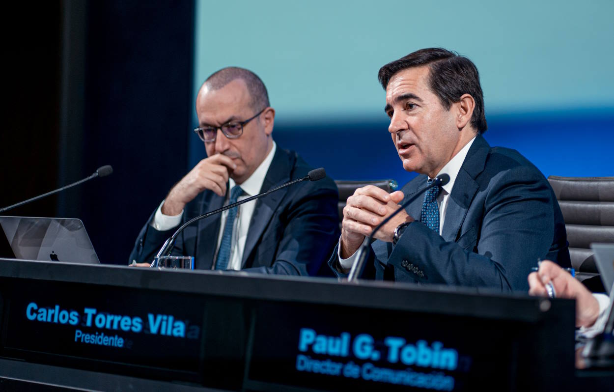 Onur Genç y Carlos Torres, consejero delegado y presidente de BBVA. EP