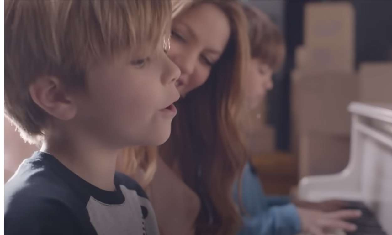 Shakira en el videoclip de 'Acróstico' junto a sus hijos