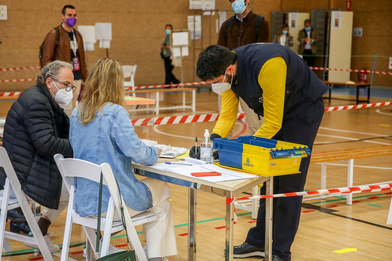 Un cartero de Correos entrega el voto por correo en un colegio electoral. Ricardo Rubio / Europa Press