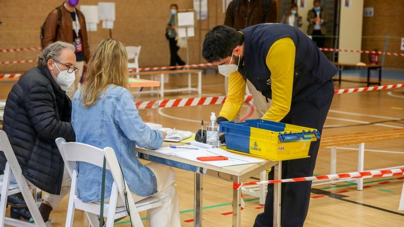 Un cartero de Correos entrega el voto por correo en un colegio electoral. Ricardo Rubio / Europa Press