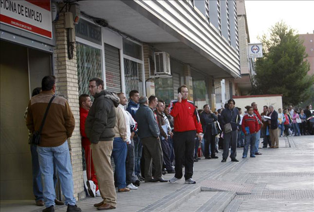 La EPA cierra 2015 con 687.200 parados menos, descenso récord, aunque es una cifra lastrada por la precariedad