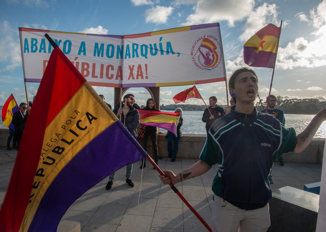Además de los jóvenes del BNG, otros colectivos protestaron en abril pasado por la presencia del rey emérito en Sanxenxo (Foto: Europa Press).