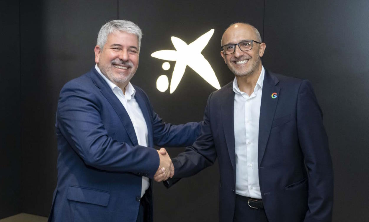 Luis Javier Blas, director de Medios de CaixaBank e Isaac Hernández, country manager de Google Cloud, durante la firma del acuerdo